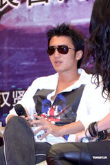 高清组图：谢霆锋宣传新剧撞旧爱王菲 同穿人字拖鞋