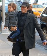 组图：奥兰多独自带子出街 小弗林迷你大衣抢镜