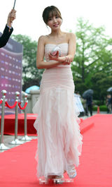 组图：尹真怡裹身长裙走红毯显玲珑曲线