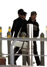 组图：黄晓明开车接Baby破传闻 机场约会被抓包