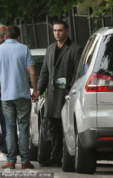 组图：格莱美歌手怀恩豪斯猝死 新男友神情凝重