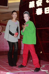 组图：黄宗泽亲吻混血小美女 与周丽淇出席亮灯仪式