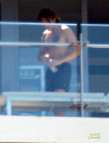 组图：妮可基德曼阳台放松被拍 丈夫裸上身晒日光浴