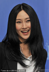 幻灯图集：成龙柏林现场唱《大兵小将》主题曲