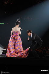 组图：周慧敏香港开唱 超短裙上阵扮少女