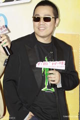 组图：彭浩翔余文乐宣传新片 女配蕾丝透视装抢镜