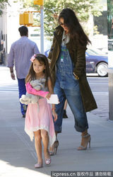 组图：苏瑞拼接裙出街 手臂打石膏不忘扮靓