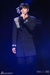 组图：2AM首尔举办粉丝见面会 好友李贤助阵同乐