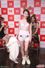 组图：嫩模穿内衣比拼 “小山丘”不敌爆乳