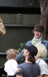 幻灯图：妮可基德曼携女游玩动物园向长颈鹿喂食