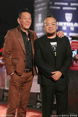 组图：金钟视帝候选人龙劭华棕色西装亮相