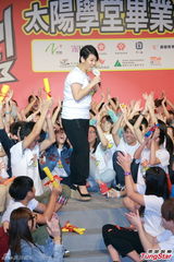 组图：胡夏渴望演赛车手 郑欣宜否认与老外激吻