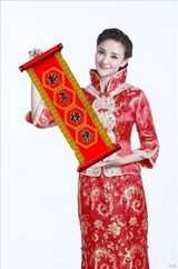 组图：刘雨欣迎新春送祝福 红旗袍喜庆亮眼