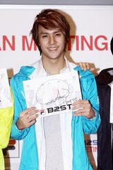 高清组图：韩国偶像组合BEAST办见面会亲密互动