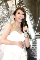 高清：萧亚轩化身纯美新娘 获赠10克拉钻石戒指