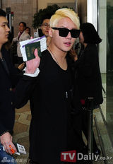 组图：JYJ三子赴日排练亮相机场墨镜酷帅遮面