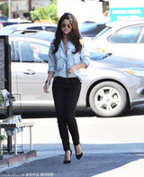 组图：赛琳娜深V衬衫OL风 黑超高跟超有范儿