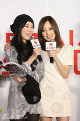 幻灯图集：李小璐签约北大星光 优雅母亲助阵