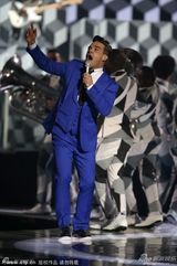 组图：罗比-威廉姆斯蓝西装复古 抢眼献唱全英