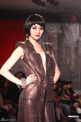 组图：林志玲透视装现身妩媚性感 看众名模走秀