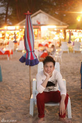 组图：翟天临温暖普吉街拍登杂志封面