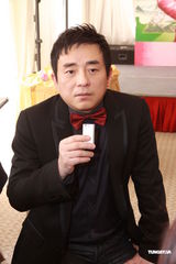 高清组图：吕方演唱会发布 获美女献吻庆生