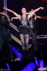 组图：蔡依林穿短裙现打底裤 开心热舞不受影响