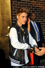 组图：贾斯汀亮相曼哈顿欣然与粉丝们合影