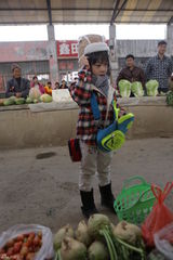 组图：《爸爸去哪儿》难度升级 小朋友独立买菜