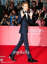 组图：李贤宇金素妍等星亮相釜山电影节开幕式