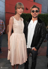 组图：斯威夫特和埃夫隆宣传新片亲密拥吻