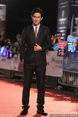 组图：周渝民黑西装亮相金钟红毯 笑容亲和迷人