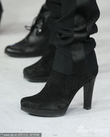 组图：《她们》记者会 比诺什开心搞怪热吻女星