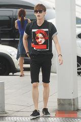 组图：李钟硕赴菲律宾拍新片 邻家男孩巨星范