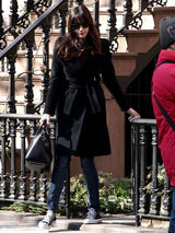 高清图：丽芙-泰勒街拍LOOK黑色大衣搭配牛仔裤