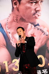 组图：《特殊身份》公布档期 甄子丹泪洒现场