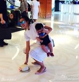 组图：陈浩民妻子晒儿女照 姐弟情深呆萌可爱