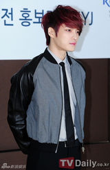 组图：JYJ为慈善捐款 金在中休闲皮装亮相代表