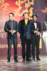 组图：吴镇宇时尚盛典帅气 钟丽缇绿裙秀性感