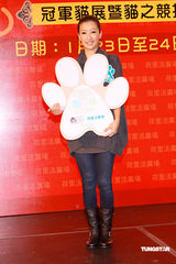 幻灯图集：谢婷婷优雅着装亮相 携爱猫参加活动