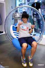 组图：卢广仲出席代言 搏命空降被吊半空压力大