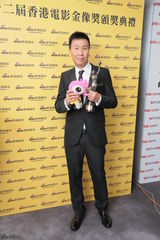 组图：金像奖得主后台秀奖杯 与小新合影