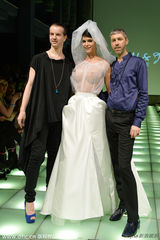 组图:德足球宝贝舍费尔半裸穿婚纱走秀性感火辣