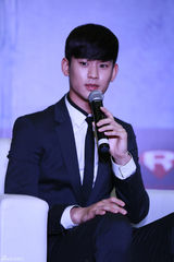 高清图：金秀贤上海萌翻粉丝 调皮索偶像签名