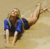 组图：超模坎蒂丝海滩衣扣大开 身材火辣性感