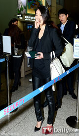 组图：韩星韩佳人亮相机场 黑装帅气不失妩媚