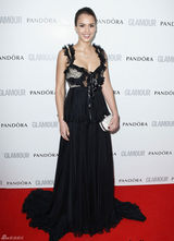 组图：杰西卡-阿尔芭低胸黑裙性感亮相