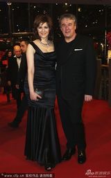 组图：《修女》主创亮相 马蒂娜-戈黛特晒翘臀