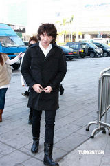 幻灯：劲歌颁奖礼拜神 四大公司歌手缺席杨千嬅失落