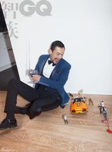 组图：影帝廖凡写真表情搞怪 玩遥控车显童真